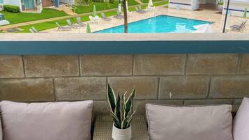 Una piscina al aire libre