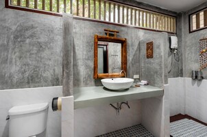 Standard Bungalow | Bathroom | Shower, towels, soap, shampoo