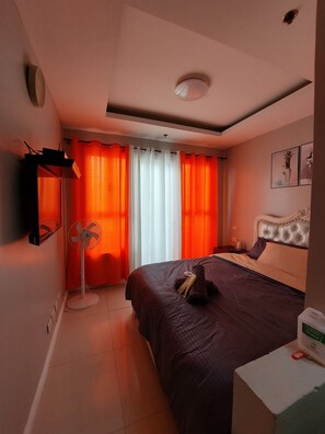 Desk, free WiFi, bed sheets - Budget Stay with Bay & City Lights View (Manila)