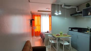 Escritorio, wifi gratis y ropa de cama