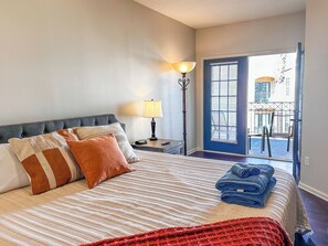 2 Schlafzimmer, Schreibtisch, Bügeleisen/Bügelbrett, Reisekinderbett
