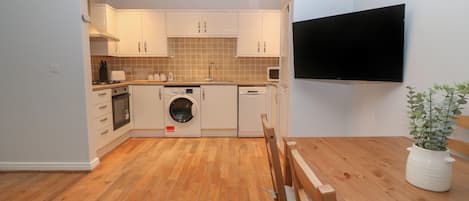 Kühlschrank, Geschirrspüler, Wasserkocher, Toaster