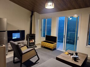 Alpehytte | Oppholdsområde | Peis