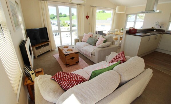 Fireplace - Charming 3-bed Chalet in Abersoch (Pwllheli)