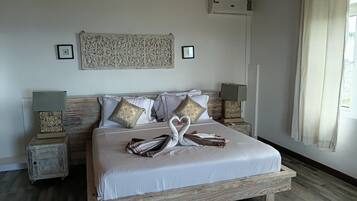 Panoramic Apartment, 1 Queen Bed, Sea View | 1 bedroom, hypo-allergenic bedding, memory-foam beds