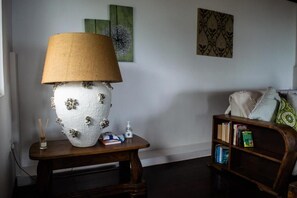 Căn hộ có tầm nhìn toàn cảnh, 1 giường cỡ queen, quang cảnh biển | Khu phòng khách