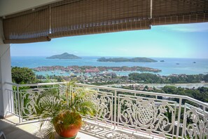 Apartemen Panorama, 1 Tempat Tidur Queen, pemandangan laut | Pemandangan balkon