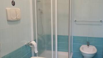 Asciugacapelli, bidet, asciugamani, sapone