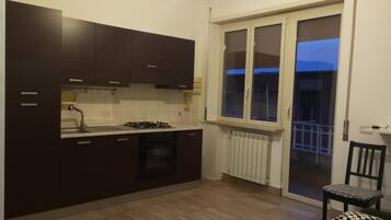 Frigorifero, forno, piano cottura, pentole/stoviglie/utensili