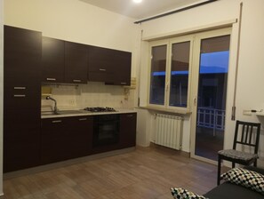 Frigorifero, forno, piano cottura, pentole/stoviglie/utensili