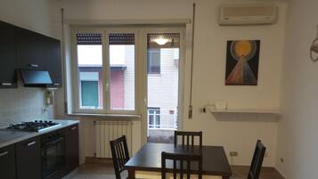 Frigorifero, forno, piano cottura, pentole/stoviglie/utensili