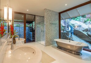 Villa, Sea View | Bathroom | Deep-soaking bathtub, rainfall showerhead, designer toiletries - Villa Salazie (Mahé Island)