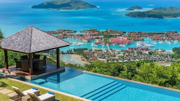 3 outdoor pools, free pool cabanas, pool loungers