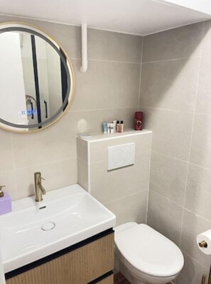 Toallas, jabón, papel de baño 