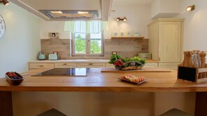 Kjøleskap, ovn, oppvaskmaskin og kaffetrakter/tekoker