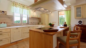 Kühlschrank, Ofen, Geschirrspüler, Wasserkocher mit Kaffee-/Teezubehör