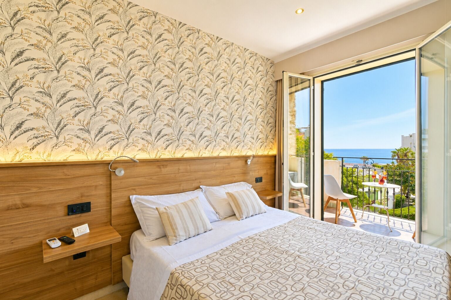 Quarto casal ou duplo superior, sacada, vista para o mar | Cofres nos quartos, ferros/tábuas de passar roupa, Wi-Fi de cortesia