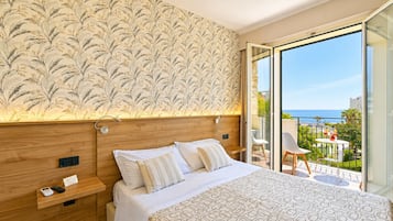 Quarto casal ou duplo superior, sacada, vista para o mar | Cofres nos quartos, ferros/tábuas de passar roupa, Wi-Fi de cortesia