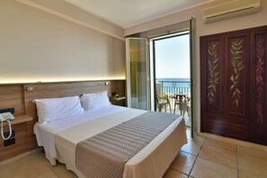 Departamento superior, balcón, vista al mar | Caja de seguridad en la habitación y tabla de planchar con plancha