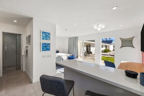 4 soverom, skrivebord, strykejern/-brett og reiseseng for barn