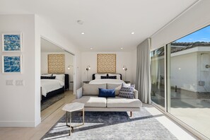 4 soverom, skrivebord, strykejern/-brett og reiseseng for barn