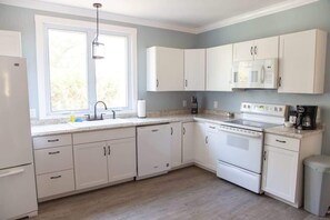 Køleskab, mikrobølgeovn, ovn, kogeplade