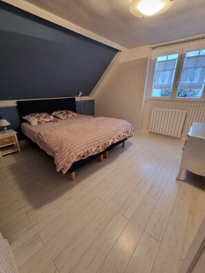 3 chambres, fer et planche à repasser, Wi-Fi gratuit, draps fournis