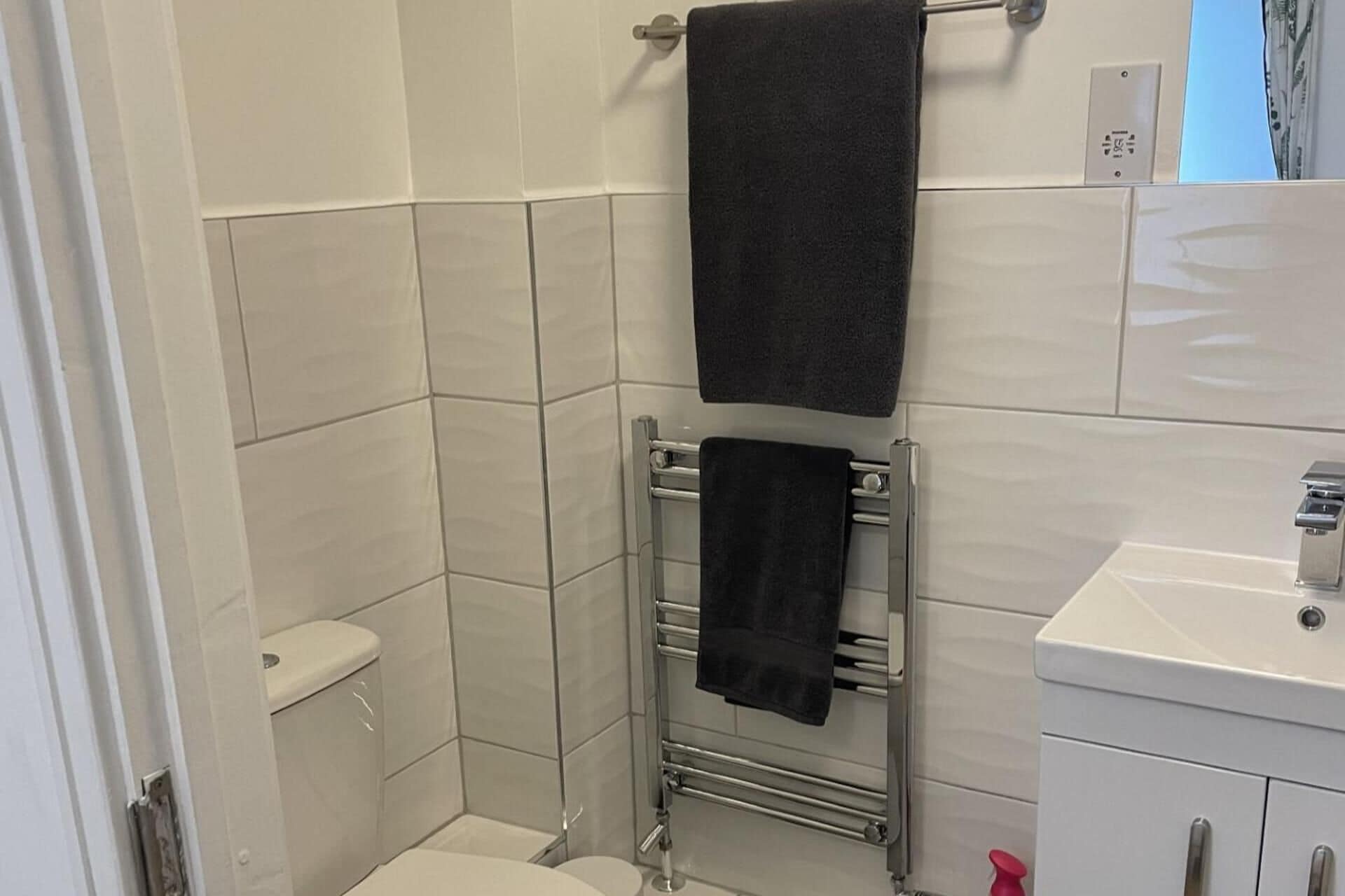 Dusj, hårføner og håndklær