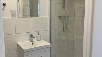 Appartement | Badkamer | Een douche, handdoeken