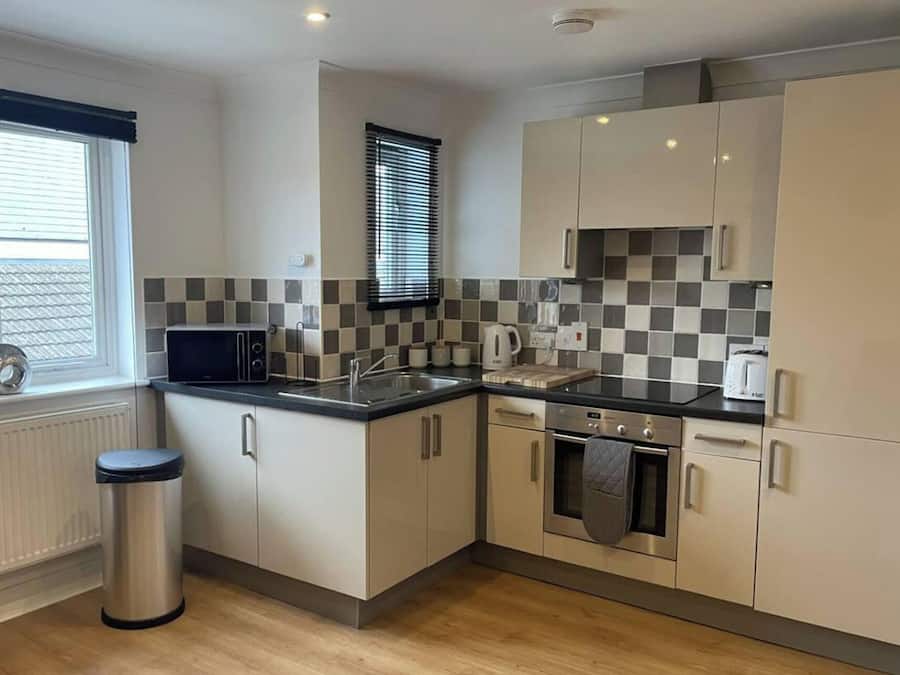 Lemari es, microwave, oven, dan kompor