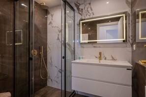 Douche, séchoir à cheveux, serviettes fournies, savon