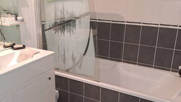 Douche, sĂšche-cheveux