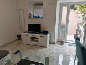 TV - Villa TANYA
3 bedrooms house

Seconds from the sea near Dubrovnik
  
 (Zaton)