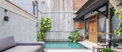 Una piscina al aire libre