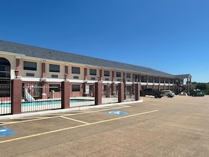 Front of property - Studio 6 Suites Brenham, TX (Brenham)