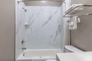 Combined shower/tub, towels