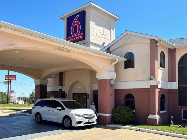 Front of property - Studio 6 Suites Brenham, TX (Brenham)