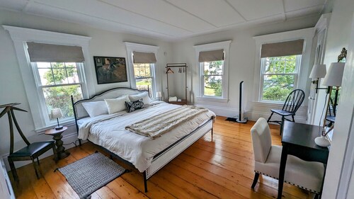 Coastal Getaway: walk to beach and town