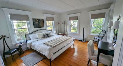 Coastal Getaway: walk to beach and town