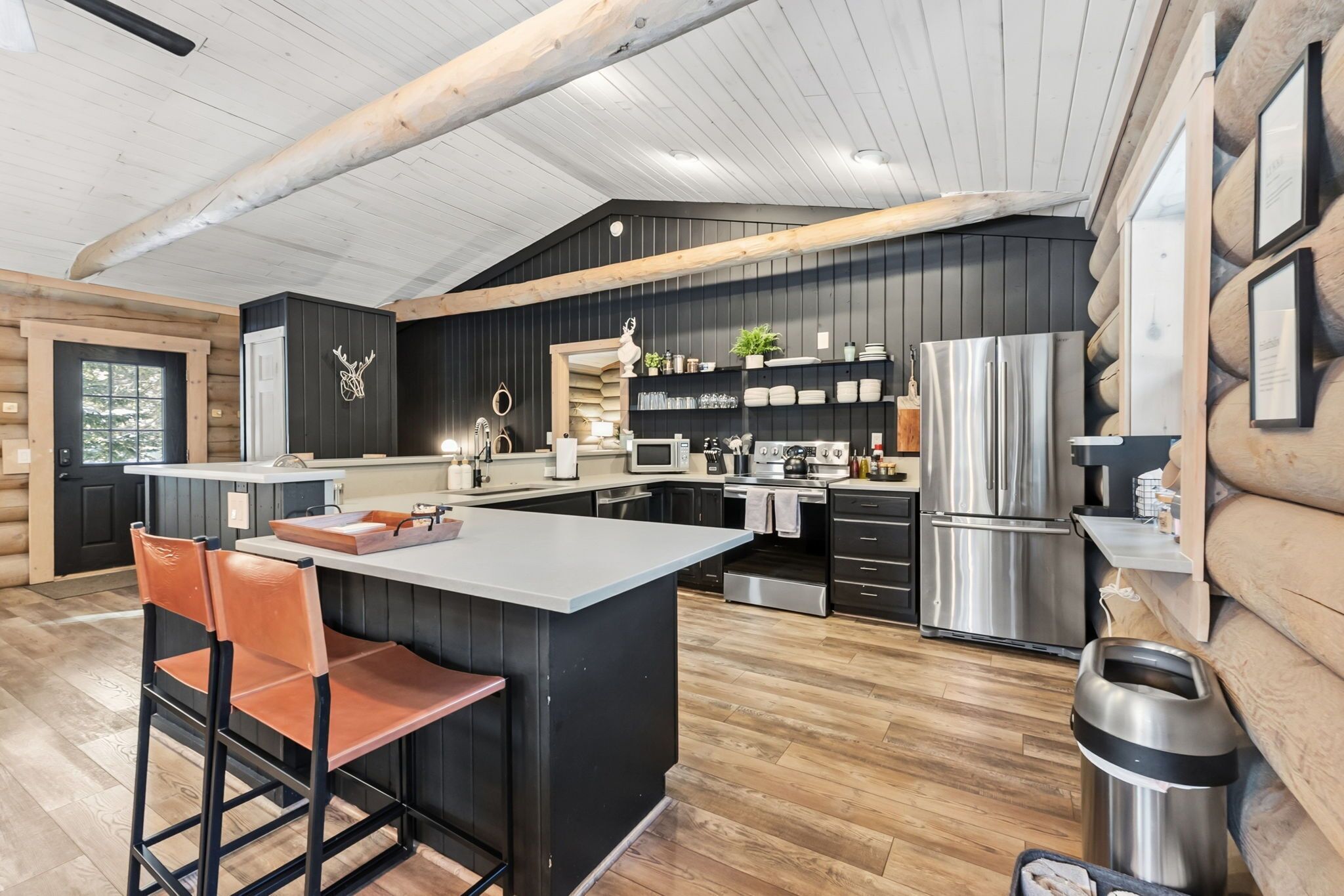 Kylskåp, mikrovågsugn, ugn och spishäll