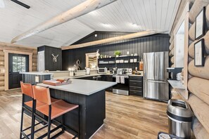 Kylskåp, mikrovågsugn, ugn och spishäll