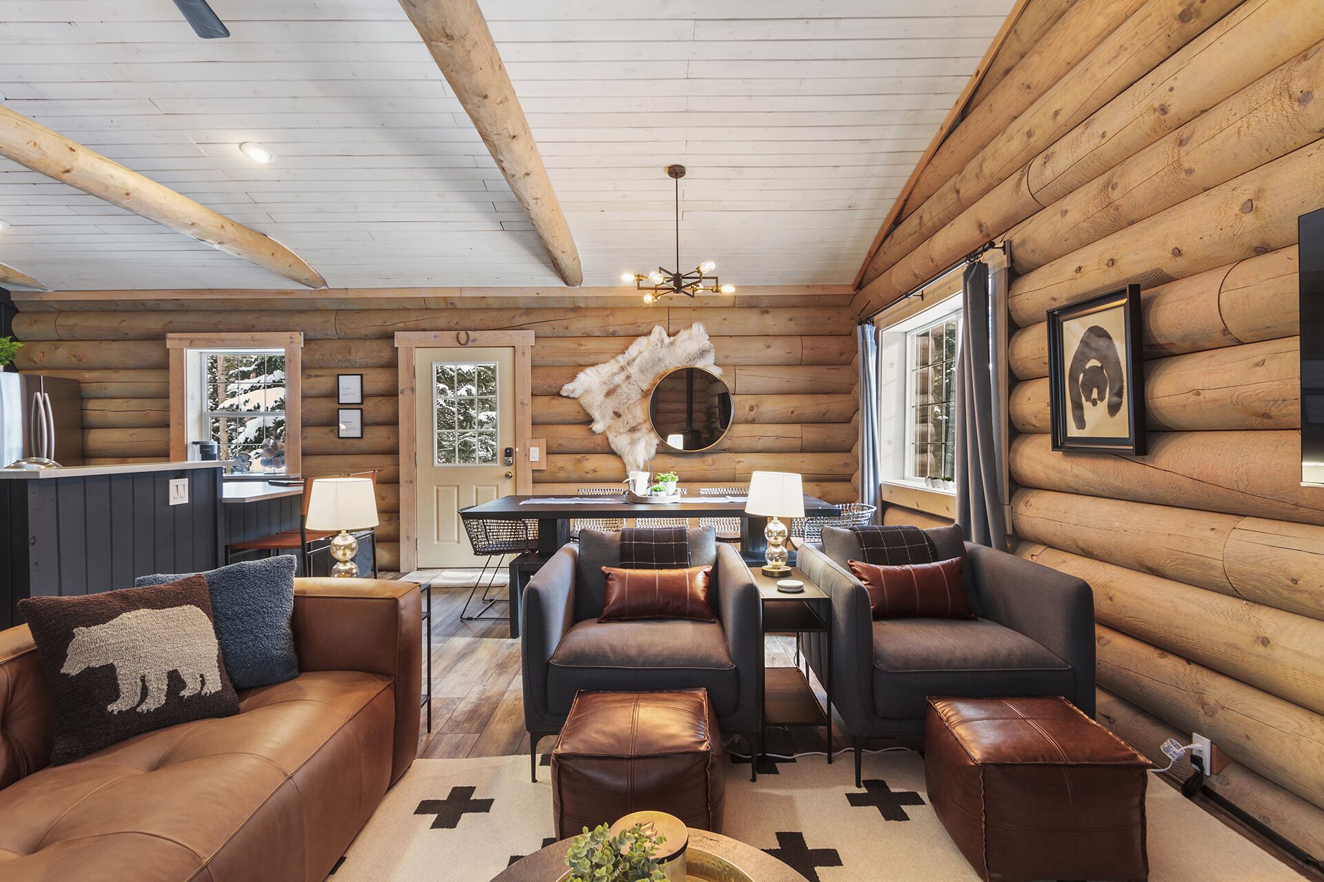 Een televisie en een open haard