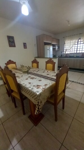 Dining - Sua Casa. O Aconchego da Nossa Casa o Fara Sentir - se em Casa. Aceitamos Pets (Leonor Londrina)