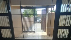 Eine Küche mit Blick aus dem Fenster auf ein befriedetes Areal.