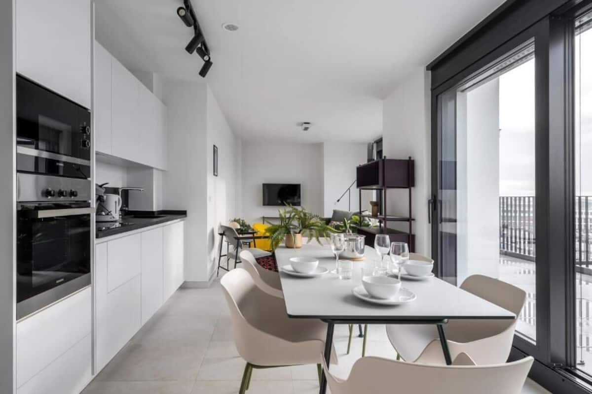 Panorama appartement | Woonruimte | Een flatscreentelevisie