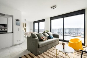 Apartemen Panorama | Area keluarga | TV layar datar