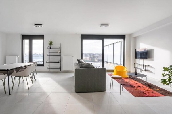 Apartemen Deluks | Area keluarga | TV layar datar