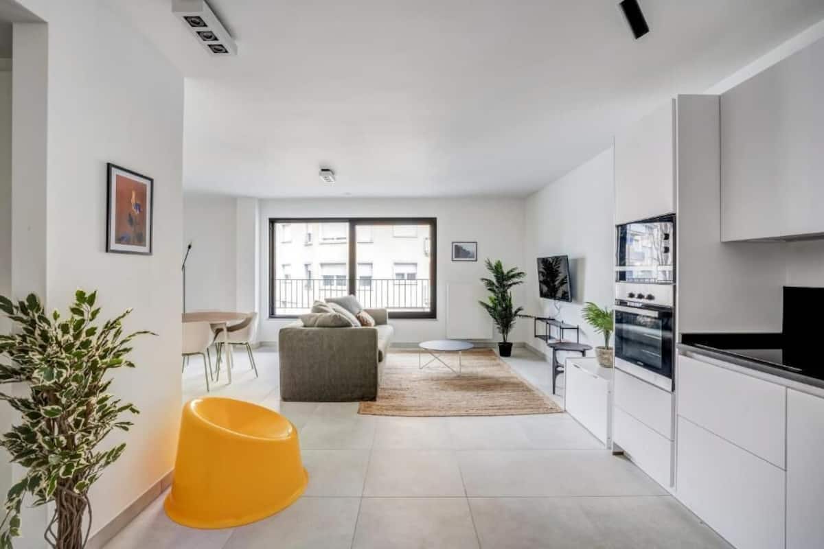 Standaard appartement | Woonruimte | Een flatscreentelevisie