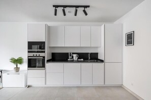 Apartemen Standar | Dapur pribadi | Lemari es besar, microwave, oven, dan kompor