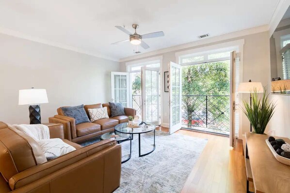 TV, offices - Savannah Residences|Private Parking|3BR/2BA (Savannah)